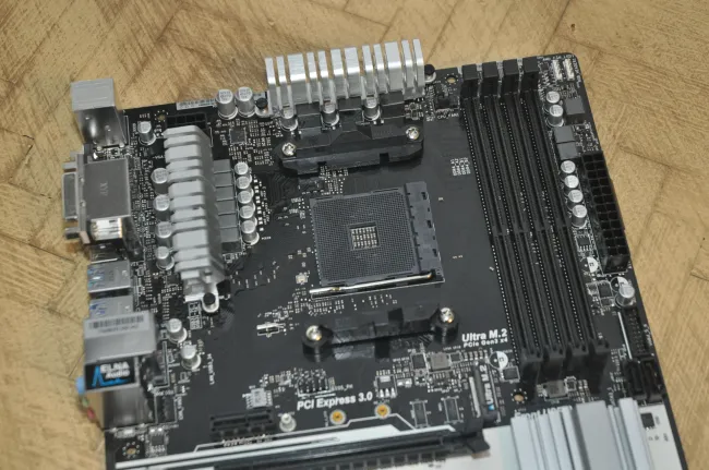 Asrock ab350 pro4 не включается