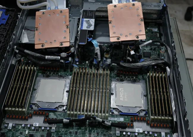 AMD EPYC 9005 heatinks removed