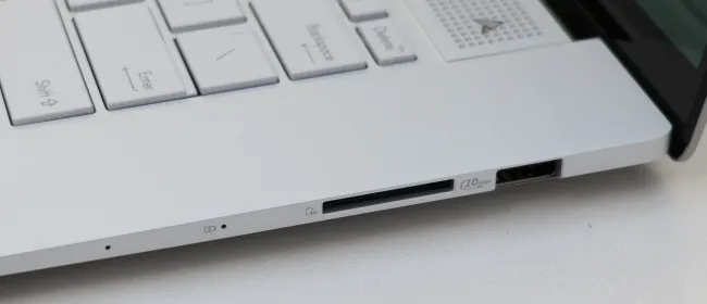 ASUS Zenbook S 16 right side