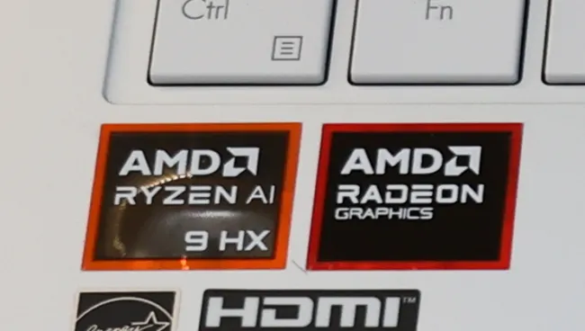 Emblemas AMD Ryzen AI 300 + Radeon