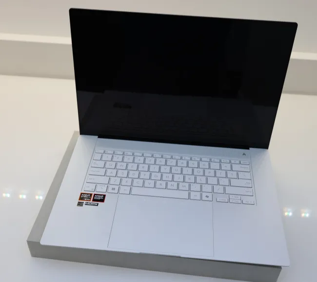 ASUS Zenbook S16 com Ryzen AI 9 HX 370