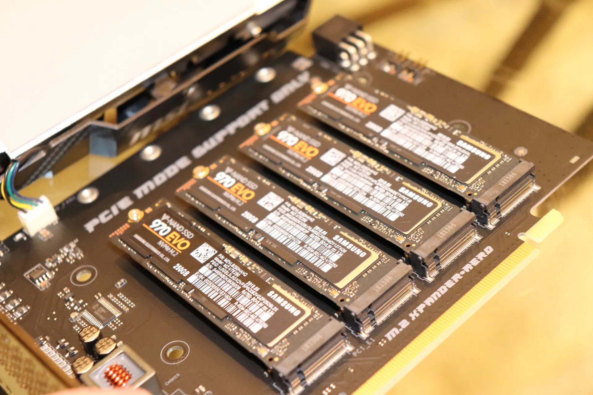 Nvme raid 0. 970 EVO Plus Raid. NVME Raid. NVME Raid Thunderbolt. Контроллер NVME.