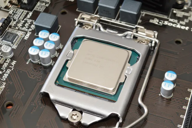 Intel Broadwell Iris Pro Graphics Windows 10 vs. Linux Review